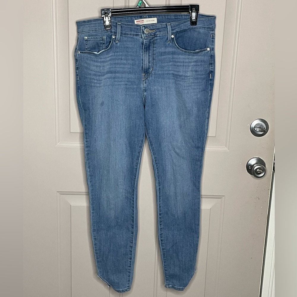 Levi Strauss  Signature 14M  Mid Rise Skinny jeans